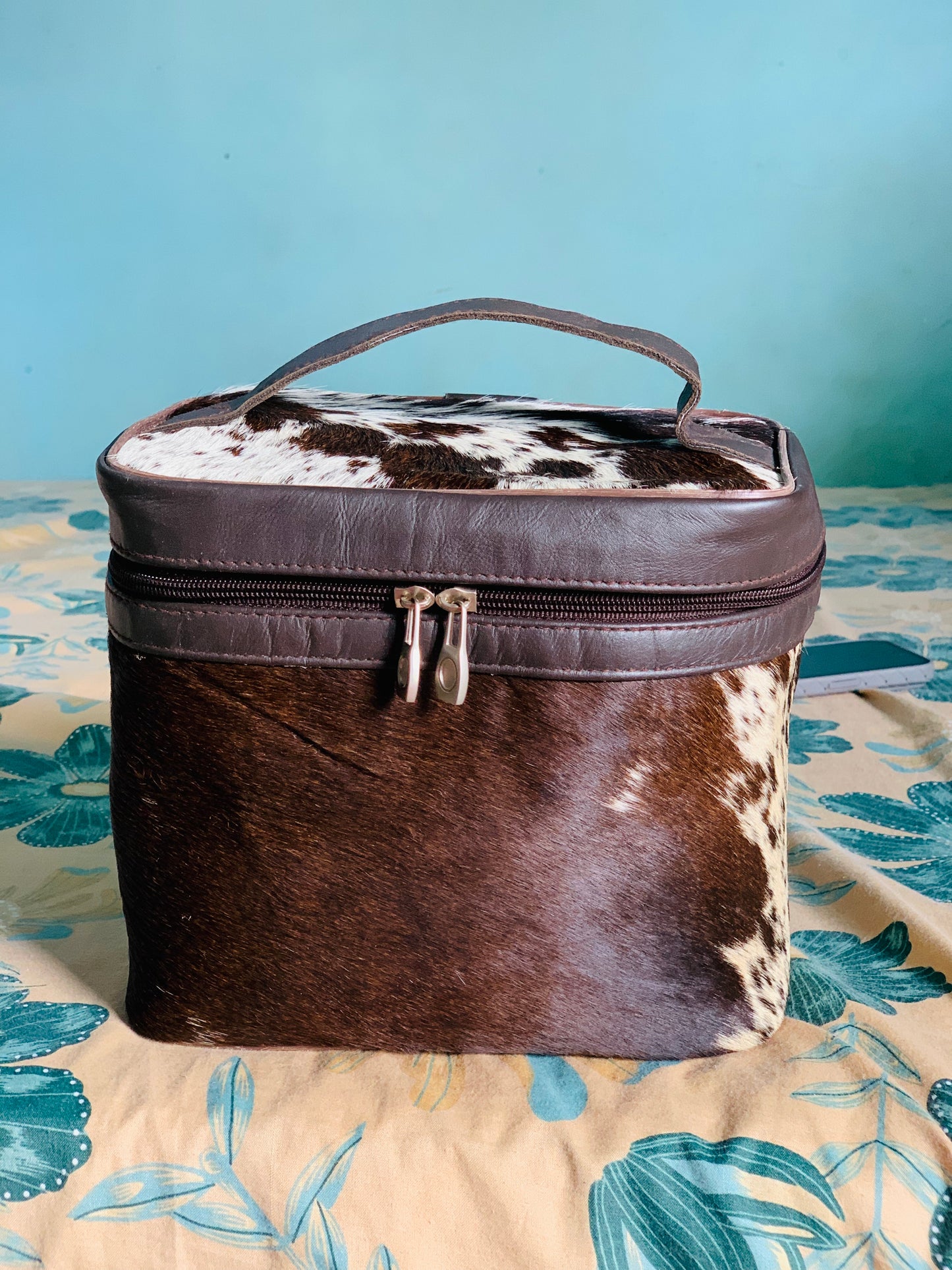 Luxury Cowhide Travel Vanity Case – Stylish Makeup & Brush Organizer for Women